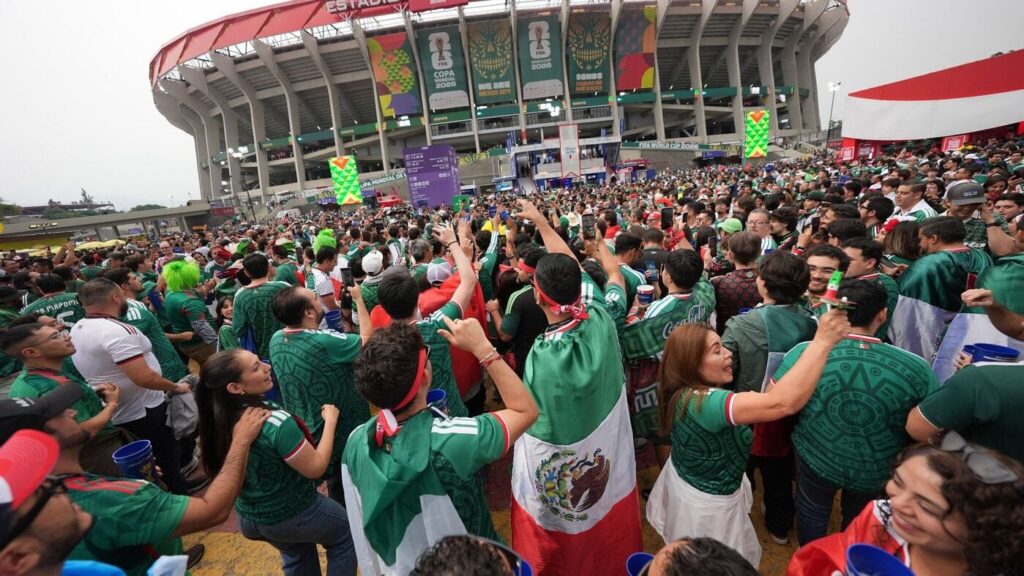 WM-Fan-Fest in Mexiko: Polizei stoppt Sturm mit Pfefferspray