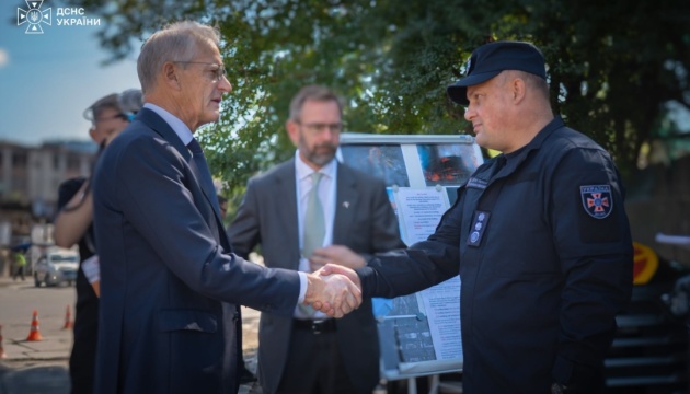 Прем’єр-міністр Норвегії відвідав місце російських атак у Києві