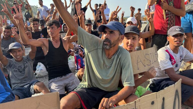 Hungerstreik in Ceuta: Hunderte Migranten harren am Strand aus