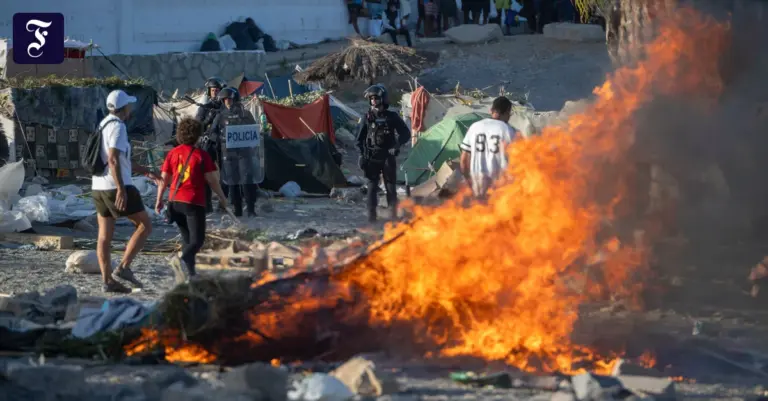 Ceuta: Einheimische zerstören Migrantenlager, Armee angegriffen