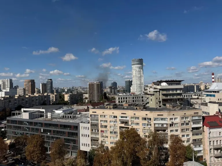 Російський дрон влучив у житловий будинок у Києві: четверо поранених