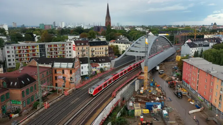 Neue Sternbrücke in Hamburg wieder für den Zugverkehr geöffnet