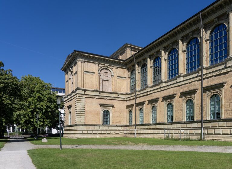 Rückseite der Alten Pinakothek in München bei klarem Himmel