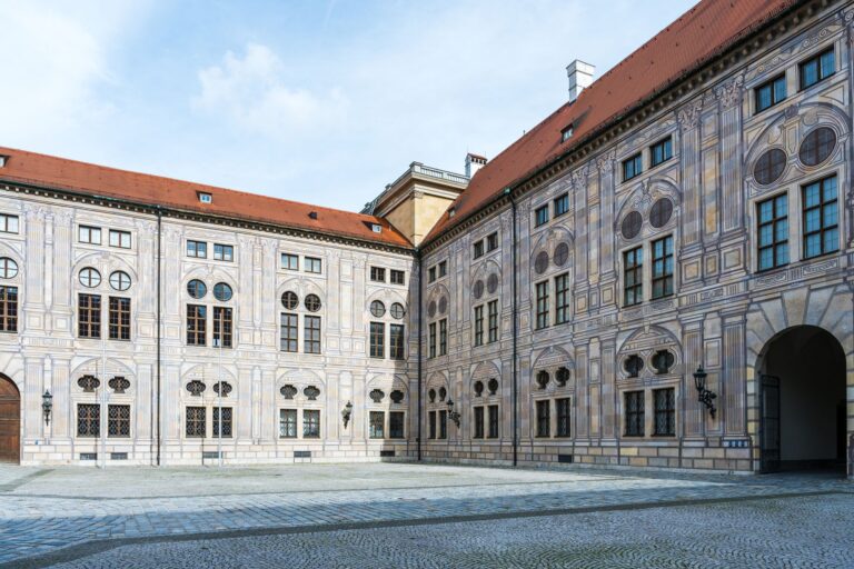 Fröhliche Familie im sonnigen Innenhof der Münchner Residenz