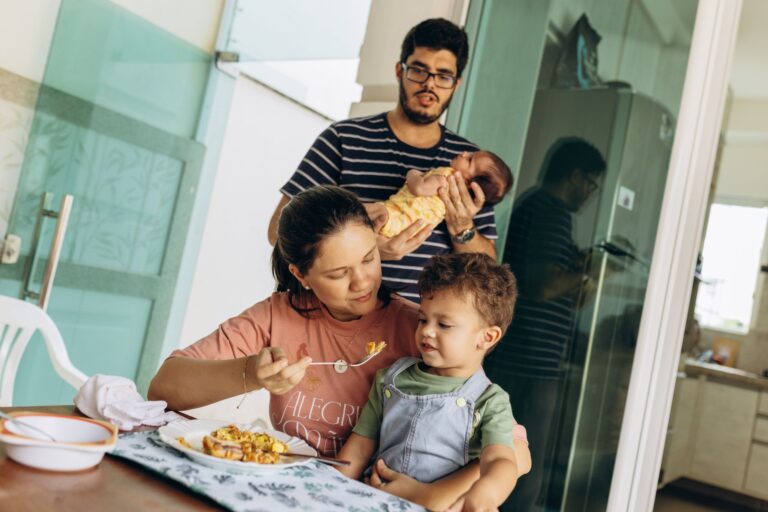 Familie beim Frühstück mit Mutter, Vater und zwei Kindern