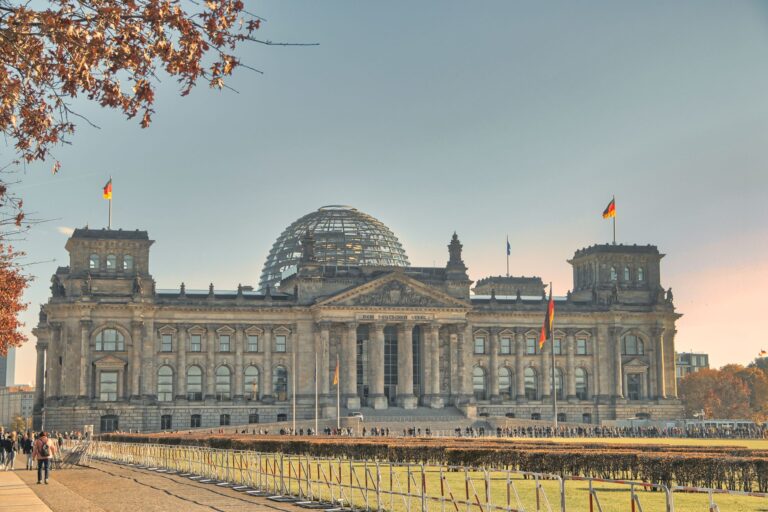Historisches Reichstagsgebäude in Berlin mit Glaskuppel und Herbstlaub