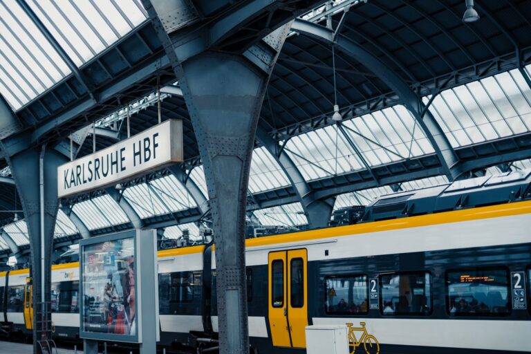 Regionalbahnsteig in Deutschland mit wartenden Fahrgästen