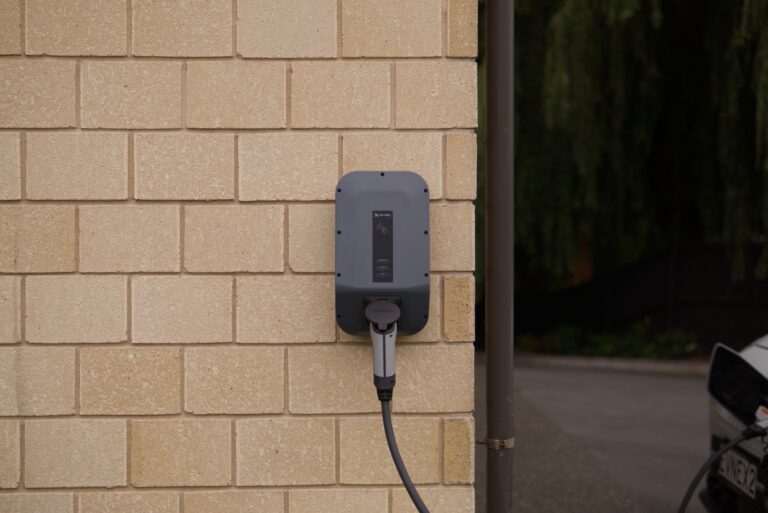 Europäische Familie lädt entspannt Elektroauto zu Hause auf