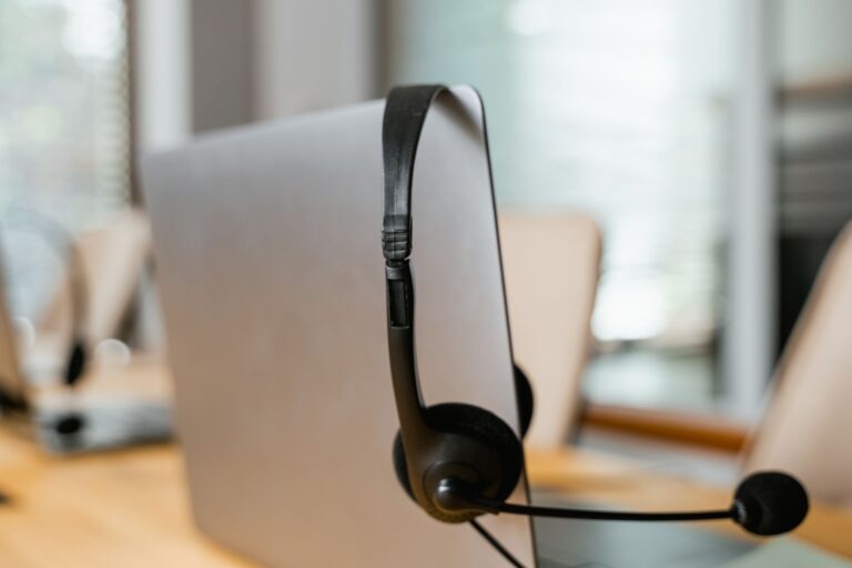 Beratungsgespräch in hellem Büro mit Dolmetscher